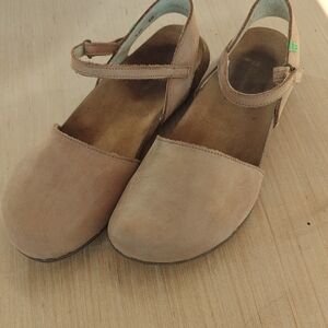 El Naturalista Tan Mary Jane Flats